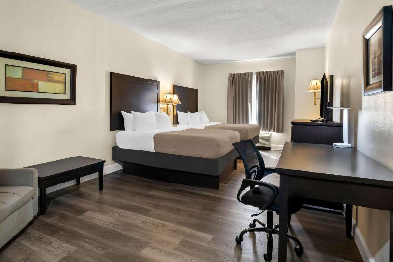 Queen Room with Two Queen Beds - Non-Smoking image 4