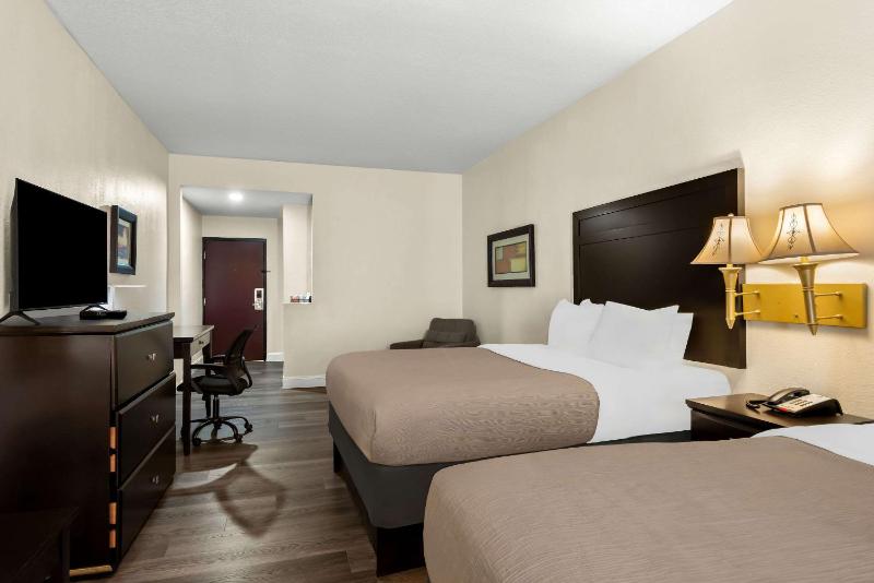 Queen Room with Two Queen Beds - Non-Smoking image 3