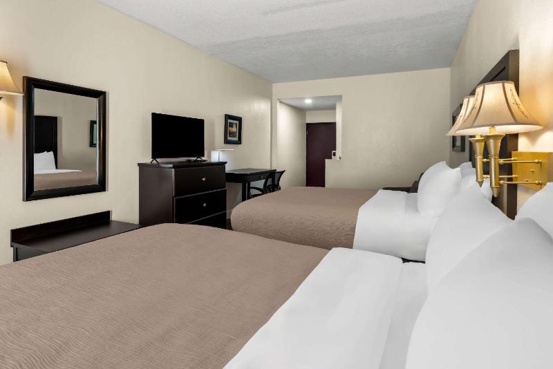 Queen Room with Two Queen Beds - Non-Smoking image 2