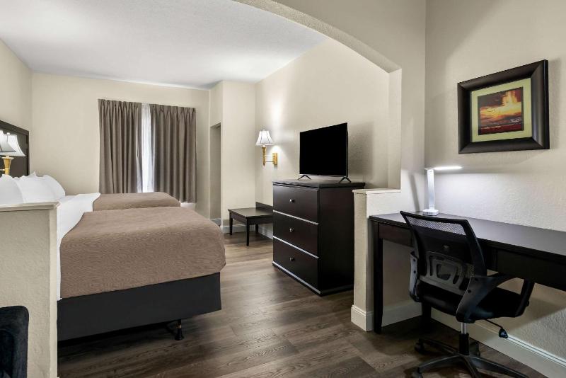 Queen Suite with Two Queen Beds - Non-Smoking image 4