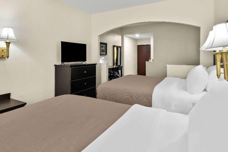 Queen Suite with Two Queen Beds - Non-Smoking image 2