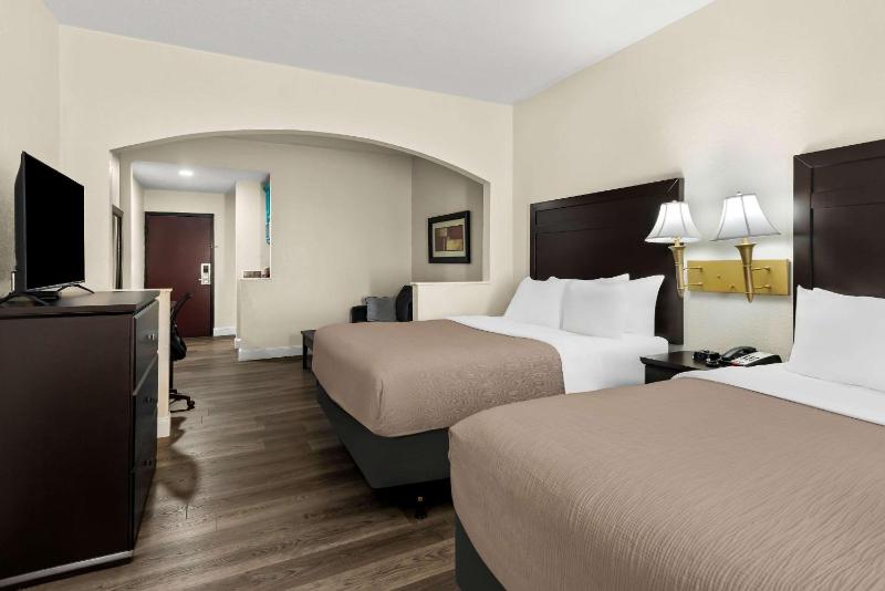 Queen Suite with Two Queen Beds - Non-Smoking image 3