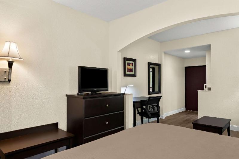 King Suite - Non-Smoking image 4