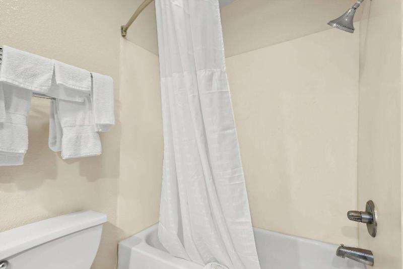 King Suite - Non-Smoking image 2