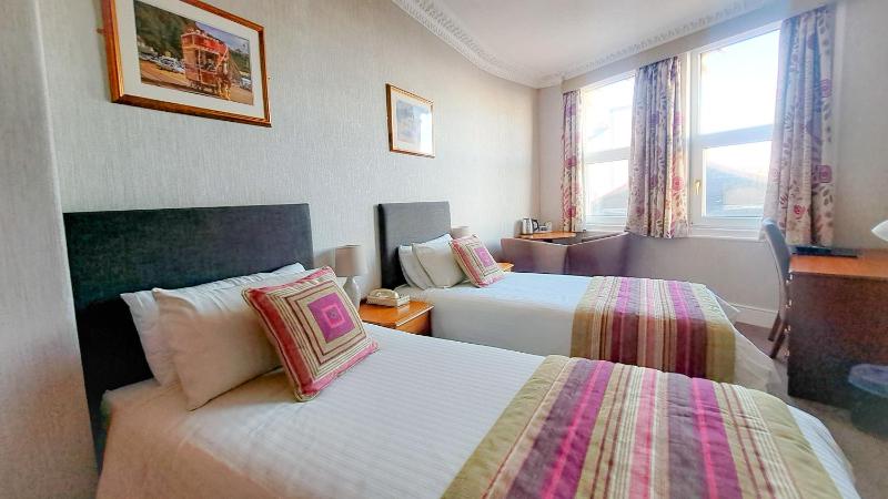 Twin Room image 1