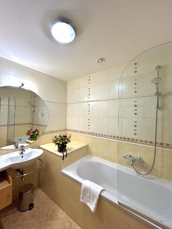 Standard Double/Twin Room image 4
