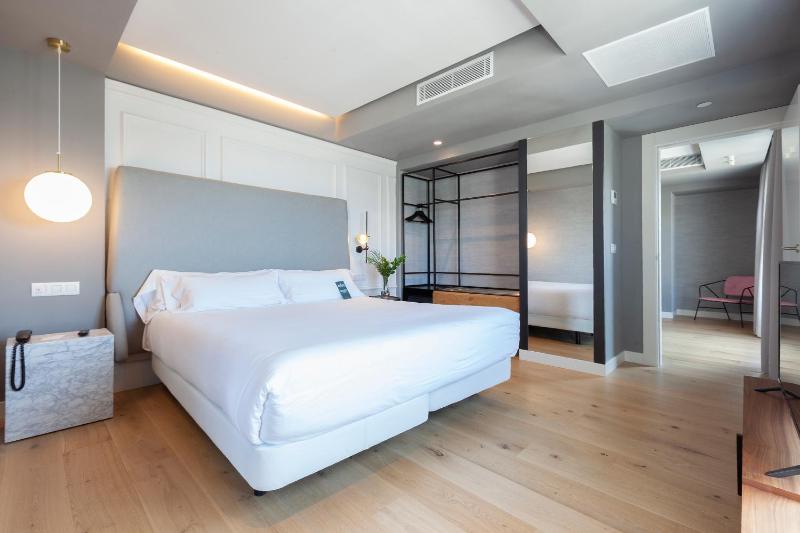 Suite with Sea View image 2
