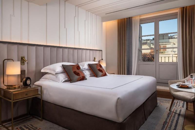 Deluxe Double Room with Balcony image 4