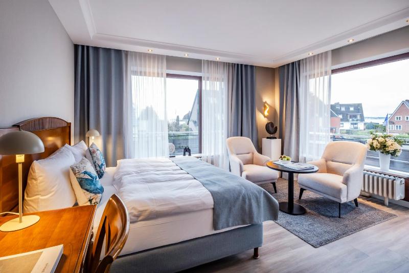 Apartment with Sea View and Balcony image 4