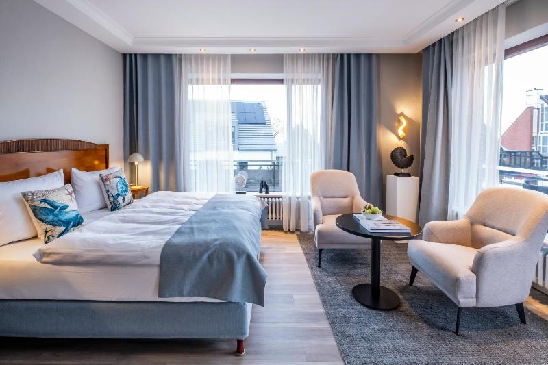 Apartment with Sea View and Balcony image 3