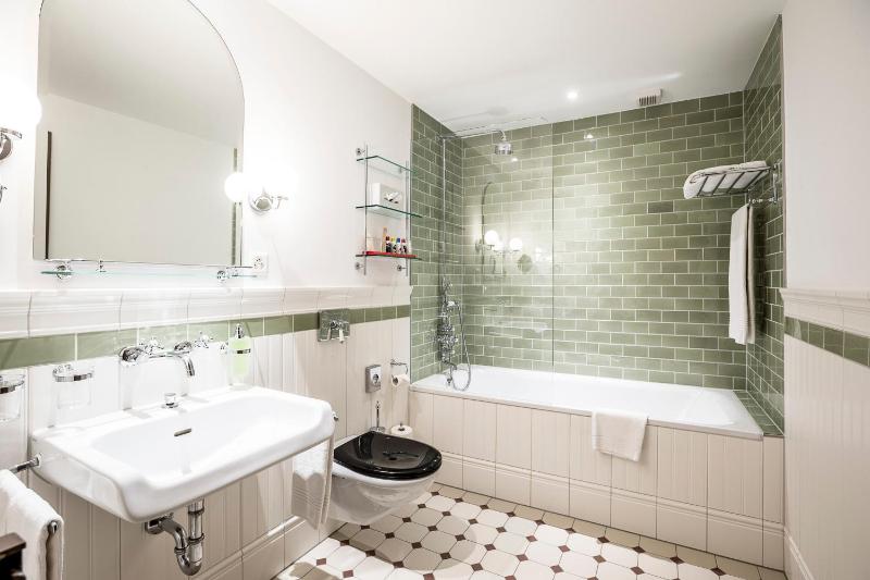 Superior Double Room with Waterfall View image 2