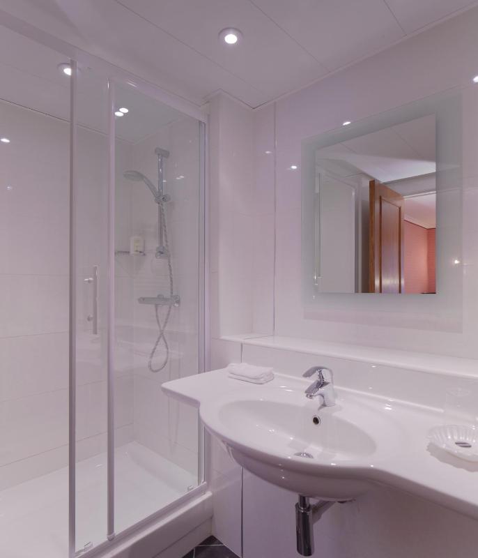 Classic Double Room image 3