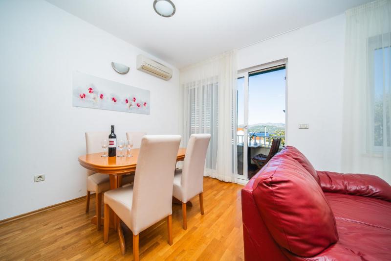 Two-Bedroom Apartment with Balcony and Sea View  image 3