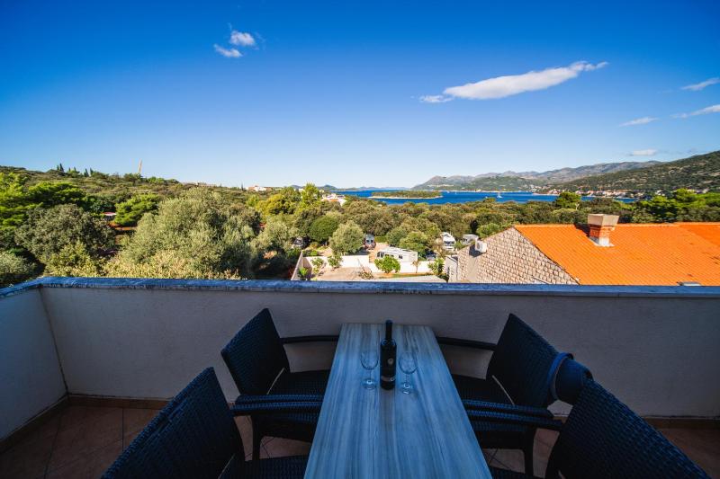 Two-Bedroom Apartment with Balcony and Sea View  image 2