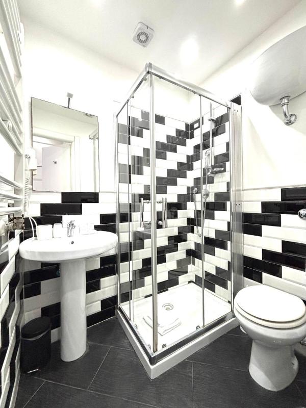 Classic Double or Twin Room image 3