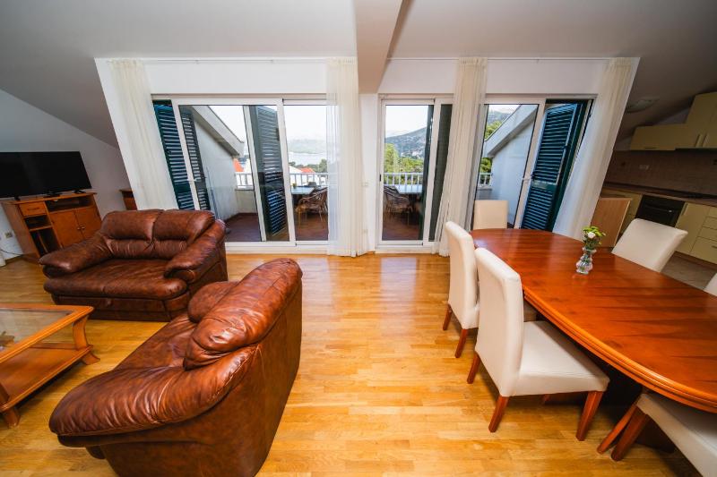 Three-Bedroom Apartment with Balcony image 4