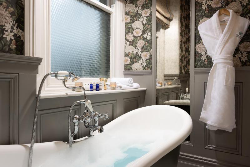 Manor House Suites image 1