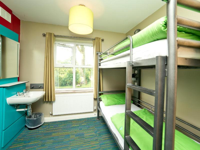 Twin Room image 4
