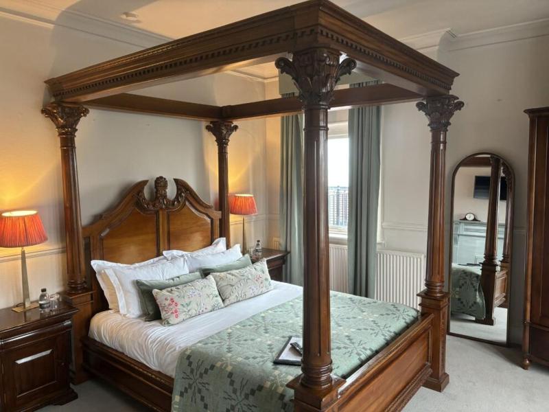Superior Room with Sea View Four Poster image 3