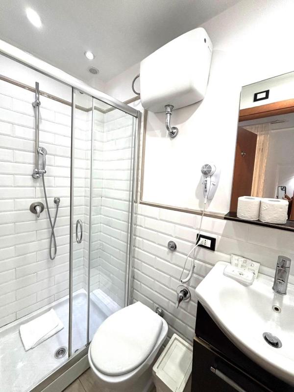 Small Double Room image 4