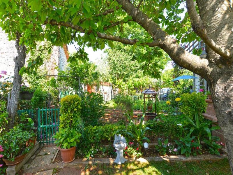 Spacious apartment with garden - image 19