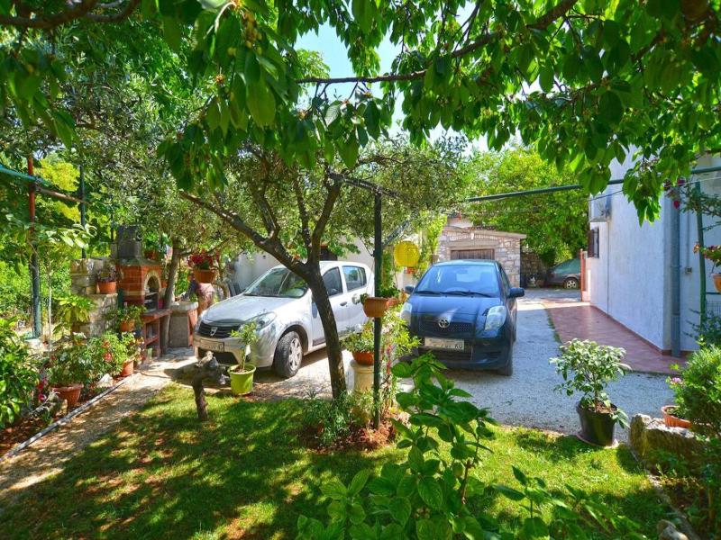 Welcoming apartment with garden - image 14
