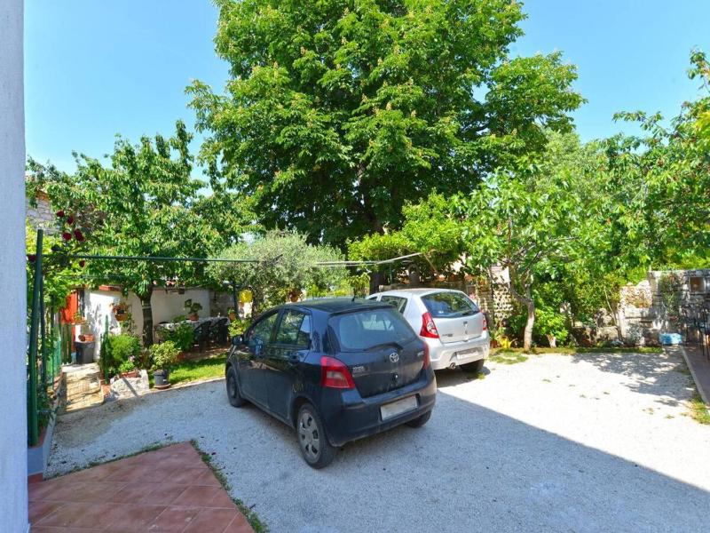 Welcoming apartment with garden - image 17