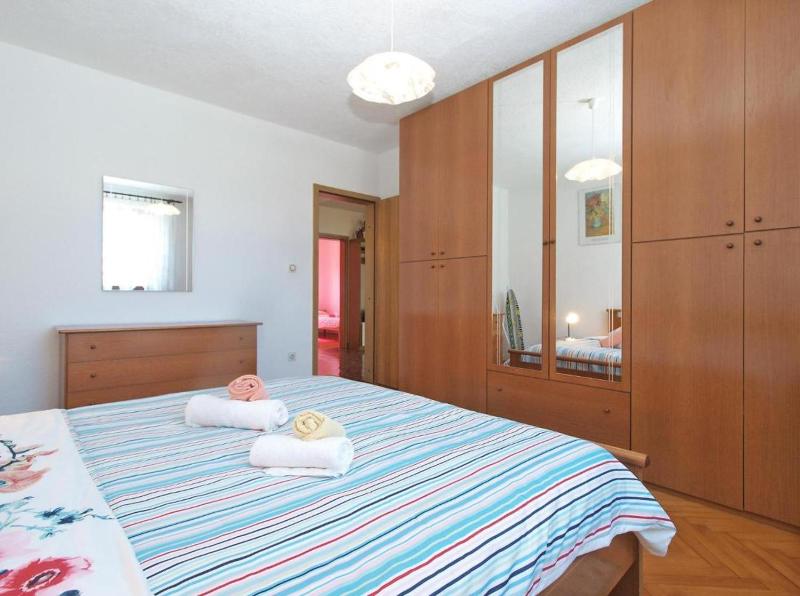 Bright apartment with garden and balcony - image 24