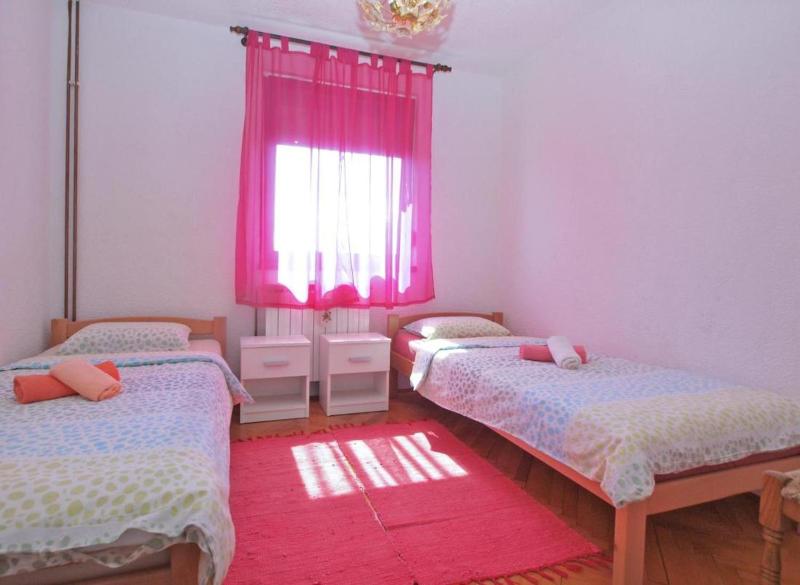 Bright apartment with garden and balcony - image 19