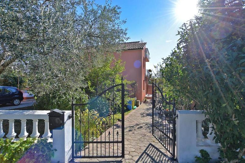 Bright apartment with garden and balcony - image 16