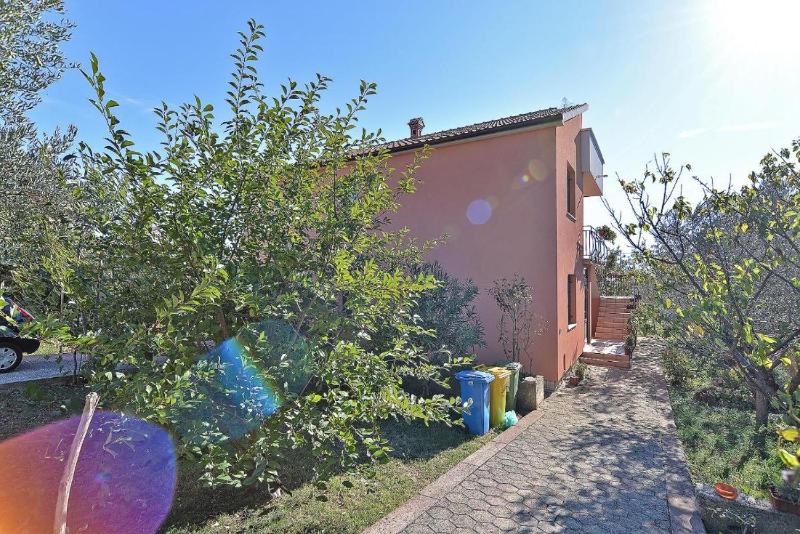 Bright apartment with garden and balcony - image 20
