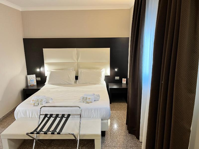 Deluxe Double Room image 2