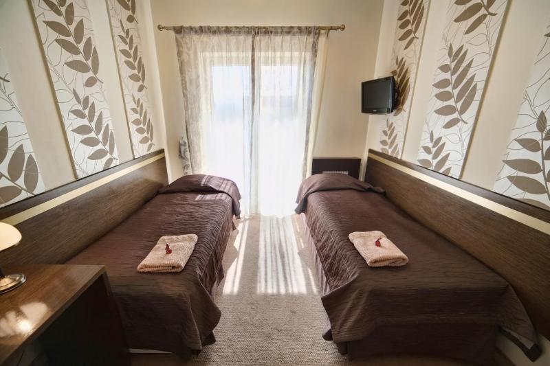 Twin Room image 2