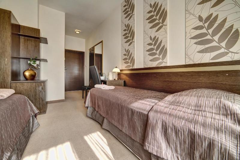 Twin Room image 3