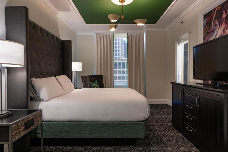 Deluxe King Room image 2