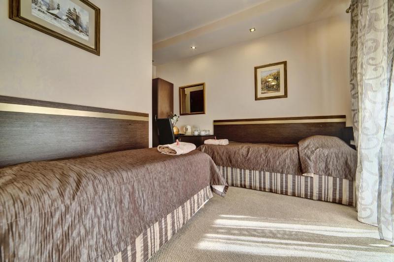 Twin Room image 2