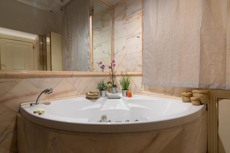 Suite with Spa Bath image 2