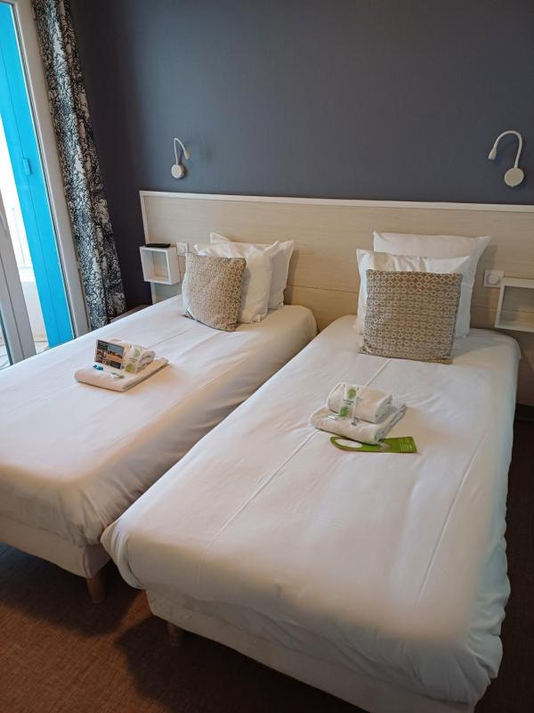 Twin Room with Sea View image 2