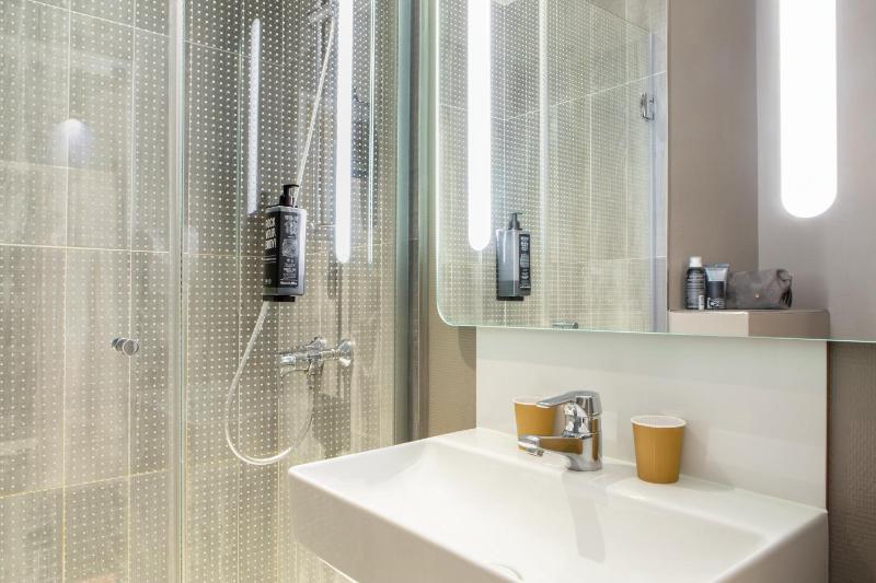 Standard Twin Room image 2