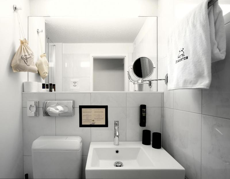 Queen Room image 2