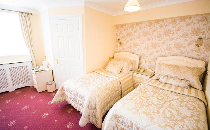 Double or Twin Room image 3