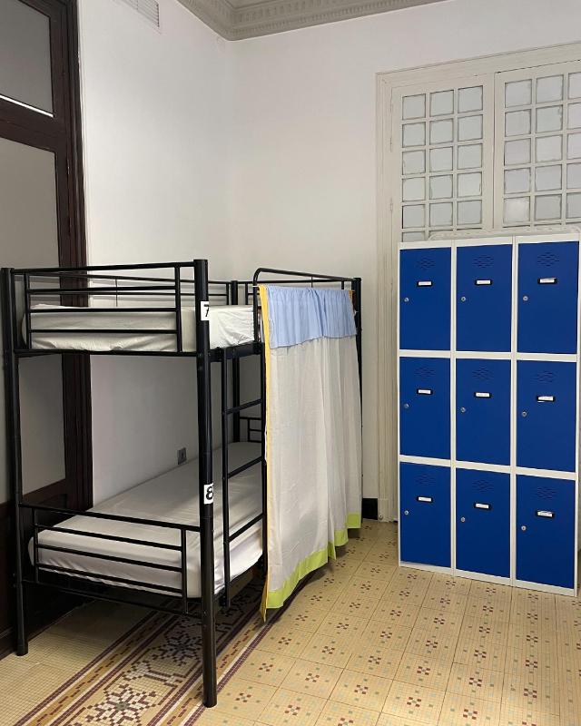 8-Bed Mixed Dormitory Room image 4