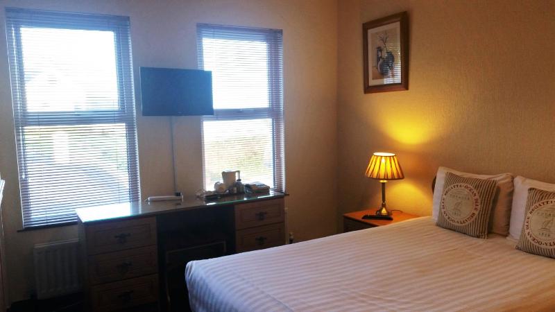Double Room image 3