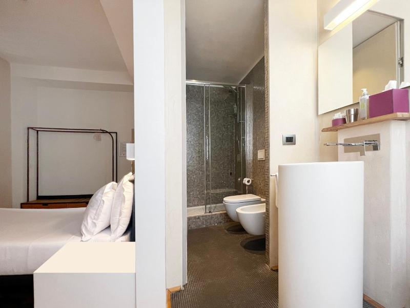 Deluxe Luxury with Extra Bed image 2