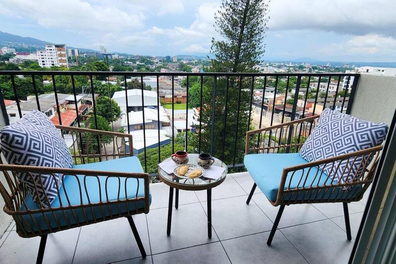 Amazing City Views with Queen Bed and Pool - image 15