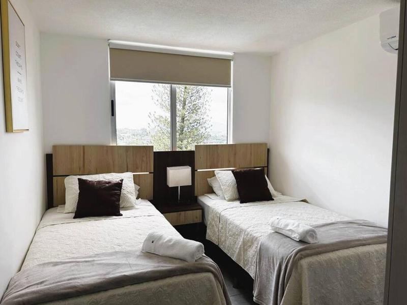 Amazing City Views with Queen Bed and Pool - image 14