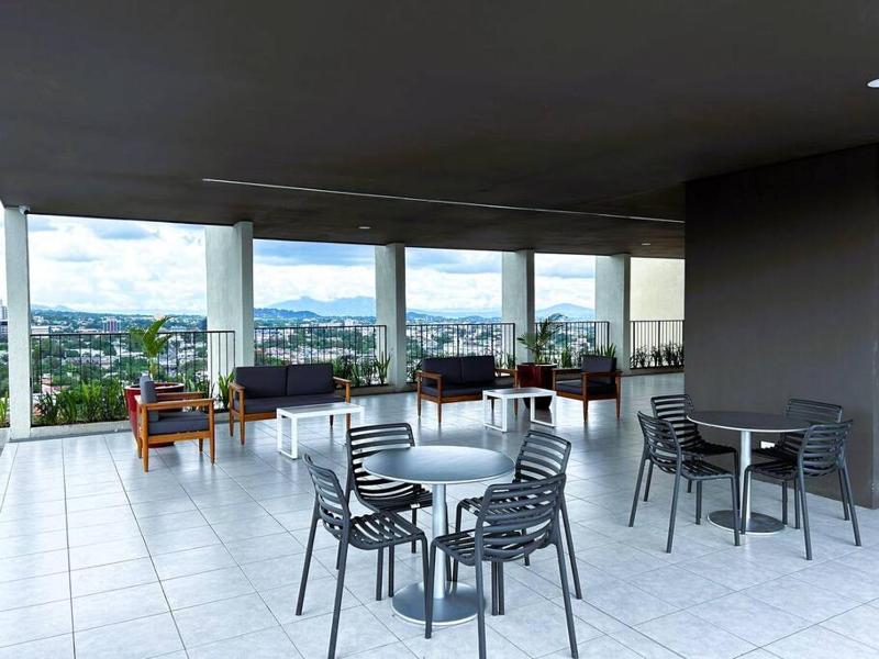 Amazing City Views with Queen Bed and Pool - image 2