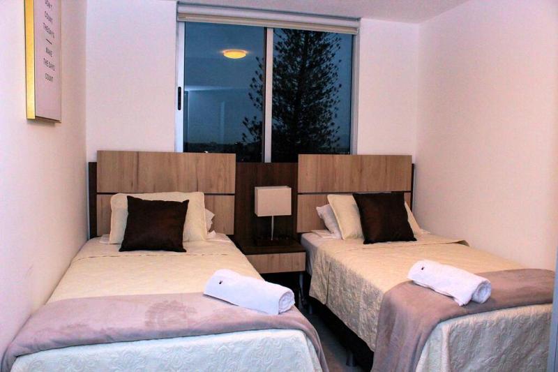 Amazing City Views with Queen Bed and Pool - image 4