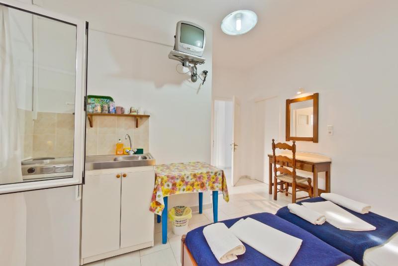 Twin Room with Private Bathroom image 3