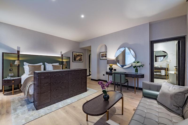 One-Bedroom King Suite with Balcony - Norfolk image 3